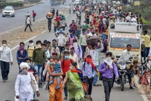 आखिर इन सिसकते मजदूरों के दर्द का मसीहा कौन होगा?