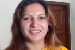 भाजपा नेता व टिकटाॅक स्टार सोनाली फौगाट ने सरकारी अधिकारी की जमकर की धुनाई, देखिए वीडियो