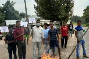 आदिवासी सेंगल अभियान ने सरकार से रोमन लिपि की अनुशंसा करने पर विधायक नलिन सोरेन का पुतला फूंका