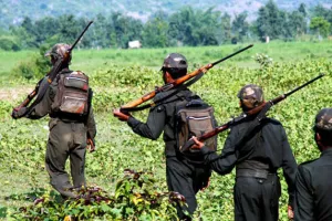 नक्सलियों ने जमकर उत्पात मचाया, गाड़ियों को किया आग के हवाले