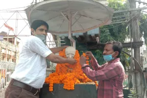 शिक्षकों तथा एमएनओपीएस ने प्रतिमा पर किया माल्यार्पण, हेमंत सरकार से रखी मांग