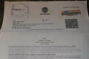 हेलमेट न पहनने पर मददगार महिला को रोक ट्रैफिक पुलिस ने काटा चालान, सांस लेने में है तकलीफ