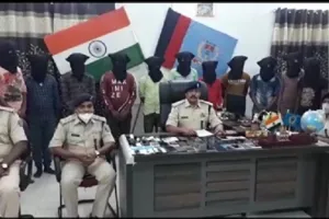 एक दर्जन साइबर अपराधी चढ़े पुलिस के हत्थे, विभिन्न सामान बरामद