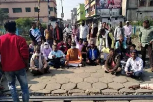 कैदी की मौत का मामला पकड़ा तूल, परिजनों ने किया रेलवे फाटक को जाम