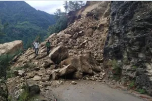 हिमाचल प्रदेश, उत्तराखंड व जम्मू कश्मीर में भारी बारिश से हालात बिगड़े, कार-दुकान बहे