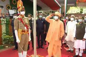 मुख्यमंत्री योगी आदित्यनाथ ने विधान भवन में किया ध्वजारोहण, वीर सपूतों को किया नमन