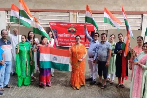 दुमका में हर घर झंडा कार्यक्रम के तहत किया गया झंडा वितरण