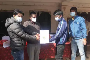 स्वास्थ्य विभाग के पदाधिकारियों-कर्मियों ने गोद लिए गए टीबी मरीजों के बीच किया पोषाहार का वितरण
