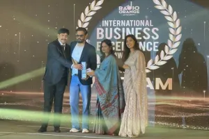 अभिनेता सुनील शेट्टी ने रांची के युवा व्यवसायी अरुण सिन्हा को वियतनाम में किया सम्मानित