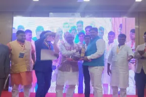 झारखंड विधानसभा स्पीकर रवींद्रनाथ महतो के हाथों सम्मानित हुए युवा व्यवसायी अरुण सिन्हा