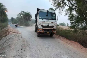 कोडरमा: पत्थर लदे हाईवा के कारण सड़कें हो रही खराब