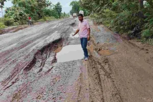 चाईबासा: जिप सदस्य जॉन मिरन मुंजा ने जर्जर NH 57 का उठाया मुद्दा, कहा- सड़क निर्माण के नाम पर हुई लूट 