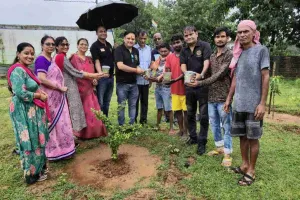 कोडरमा: रोटरी क्लब ने किया फलदार पौधों का रोपण व वितरण 