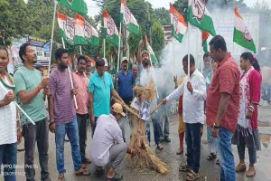 चाईबासा: केंद्रीय मंत्री रणवित सिंह बिट्टू एवं शिवसेना विधायक संजय गायकवाड़ का कांग्रेसियों ने फूंका पुतला