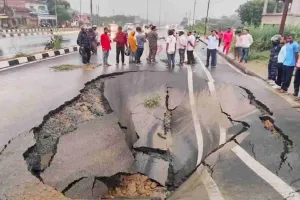 हल्की बारिश में ही धंस गयी 8 लेन वाली सड़क, सीएम हेमंत ने 21 दिन पहले किया था उद्घाटन 