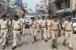 दुर्गा पूजा में गड़बड़ की तो नपेंगे असामाजिक तत्व, पुलिस ने किया फ्लैग मार्च