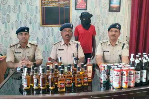 Garhwa News: घर से करता था शराब का अवैध कारोबार, पुलिस ने किया गिरफ्तार 