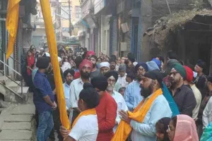 Koderma News: गुरुनानक देव जी के प्रकाश पर्व पर निकाली गयी प्रभात फेरी