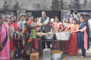 Koderma News: बिरहोर बस्ती और वृद्धाश्रम में किया गया खाद्य सामग्री वितरण