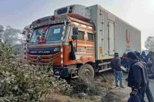 Dhanbad News: गोविंदपुर में ट्रक की चपेट में आये बाइक सवार, तीन घायल