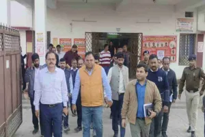 Koderma News: एडीआरएम ने की कोडरमा रेलवे स्टेशन पर यात्री सुविधाओं की स्थिति की समीक्षा