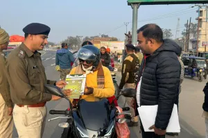 Koderma news: कोडरमा पुलिस की अनोखी पहल, बिना हेलमेट वाले चालकों को गुलाब फूल देकर दिलाई शपथ 