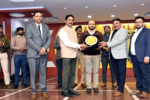 Koderma news: ग्रिजली विद्यालय में सड़क सुरक्षा जागरूकता अभियान आयोजित