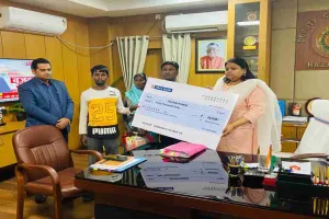 गंभीर रोग से पीड़ित राजेश कुमार के हृदय रोग संबंधी दवाओं के लिए उपायुक्त ने सौंपा चालीस हजार का चेक