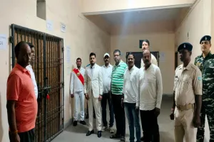 Dhandbad News: निर्वाचन पदाधिकारी ने किया ईवीएम वेयर हाउस का निरीक्षण