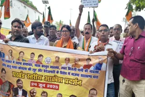 झुमरीतिलैया में भाजपा कार्यकर्ताओं ने किया आक्रोश प्रदर्शन 