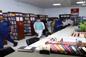 राज्यपाल ने नेतरहाट आवासीय विद्यालय, स्वास्थ्य केन्द्र एवं नाशपाती बागान का किया भ्रमण 