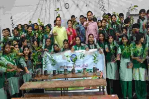 रांची नगर निगम ने किया विद्यार्थियो के बीच फलदार वृक्षों का वितरण