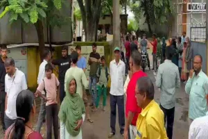 Koderma News: सामुदायिक स्वास्थ्य केंद्र में एंटी रेबीज वैक्सीन को लेकर हंगामा, डॉक्टर से मारपीट