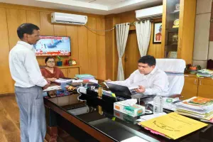 Hazaribagh News: डीसी ने जनता दरबार में सुनी फरियादियों की समस्याएं, मौके पर दिए समाधान के निर्देश