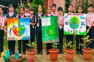 Koderma News: हरियाली का संदेश लेकर मंच पर उतरे नन्हे कदम, ग्रिजली स्कूल में मनाया पर्यावरण दिवस