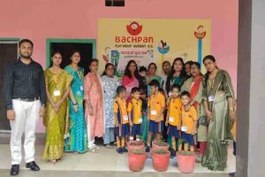 Koderma news: हरियाली की ओर एक कदम: बच्चों के साथ मारवाड़ी युवा मंच ने चलाया पौधारोपण अभियान