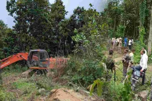 Koderma News: सिरसिरवा जंगल में अवैध खनन पर गिरी गाज, पोकलेन जब्त, 6 संदिग्ध दबोचे गए