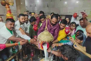 दिशोम गुरु शिबू सोरेन के स्वास्थ्य लाभ हेतु पहाड़ी मंदिर में झामुमो ने किया जलाभिषेक