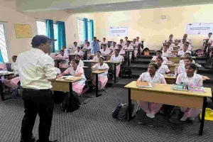 “सपनों से समझौता नहीं”:कल्याण मंत्री चमरा लिंडा ने नर्सिंग कौशल कॉलेज का किया निरीक्षण