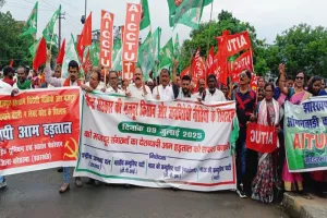 Koderma News: झुमरीतिलैया में जुलूस निकाल श्रम विभाग पर ट्रेड यूनियनों ने किया प्रदर्शन