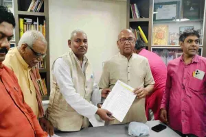 Jamshedpur News: बकाया कमीशन की मांग को लेकर डीलर्स ने सरयू राय से की मुलाकात