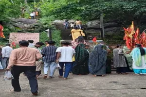 Koderma News: सावन की पहली सोमवारी पर ध्वजाधारी धाम में उमड़ी भक्तों की भीड़