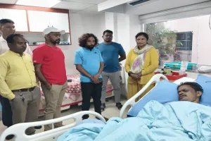 पूर्व हॉकी खिलाड़ी विमल लकड़ा के स्वास्थ्य स्थिति जानने जयराम महतो पहुंचे अस्पताल