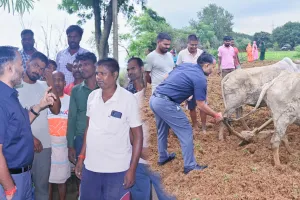 Giridih news: खेतों में डीसी साहब! पहाड़पुर में किसानों से सीधे संवाद, बीज और बोरिंग की व्यवस्था पर दिए निर्देश 