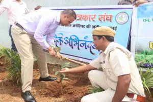 Simdega News: पत्रकार संघ के तत्वाधान में इंटरनेशनल हॉकी स्टेडियम सहित पूरे जिले में हुआ वृक्षारोपण