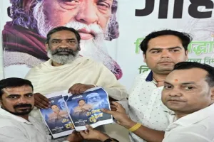 लोकगायक आशुतोष द्विवेदी ने शिबू सोरेन को दी संगीतमय श्रद्धांजलि, सीएम हेमंत सोरेन हुए भावुक