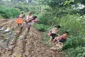 Koderma News: केंदुवा टांड के नवसृजित प्राथमिक विद्यालय का रास्ता बदहाल, बच्चों को गोद में लेकर पहुंचा रहे अभिभावक
