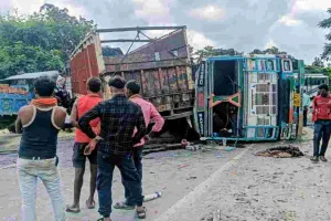 Koderma News: दो ट्रकों की भिड़ंत, तीन लोग घायल, बस दुर्घटनाग्रस्त 