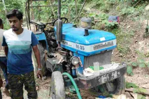 Koderma News: अवैध खनन को लेकर छापेमारी, कंप्रेसर लगा ट्रैक्टर जब्त