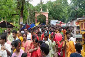 Koderma News: शिव की धुन पर थिरके भक्त , झरनाकुंड से जल लेकर पहुंचे ध्वजाधारी धाम